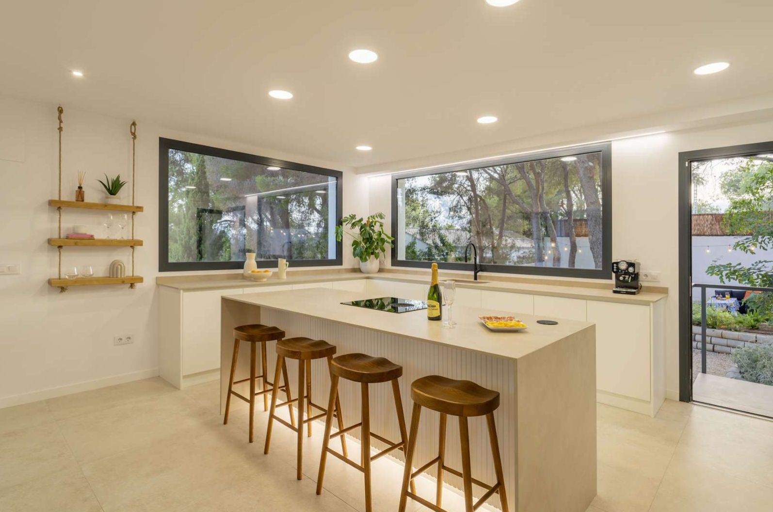 Chalet en venta con 4 habitaciones y piscina en Altea, Alicante.
