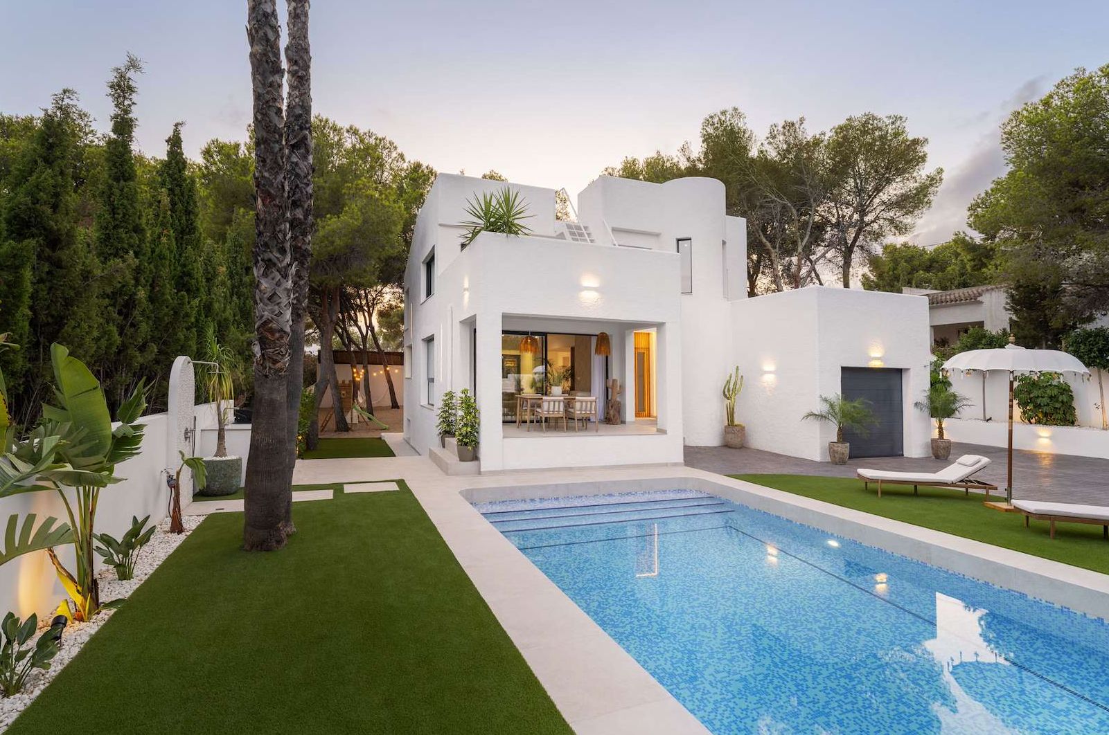 Chalet en venta con 4 habitaciones y piscina en Altea, Alicante.