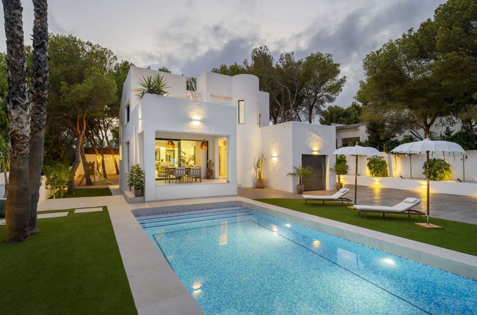 Chalet en venta con 4 habitaciones y piscina en Altea, Alicante.