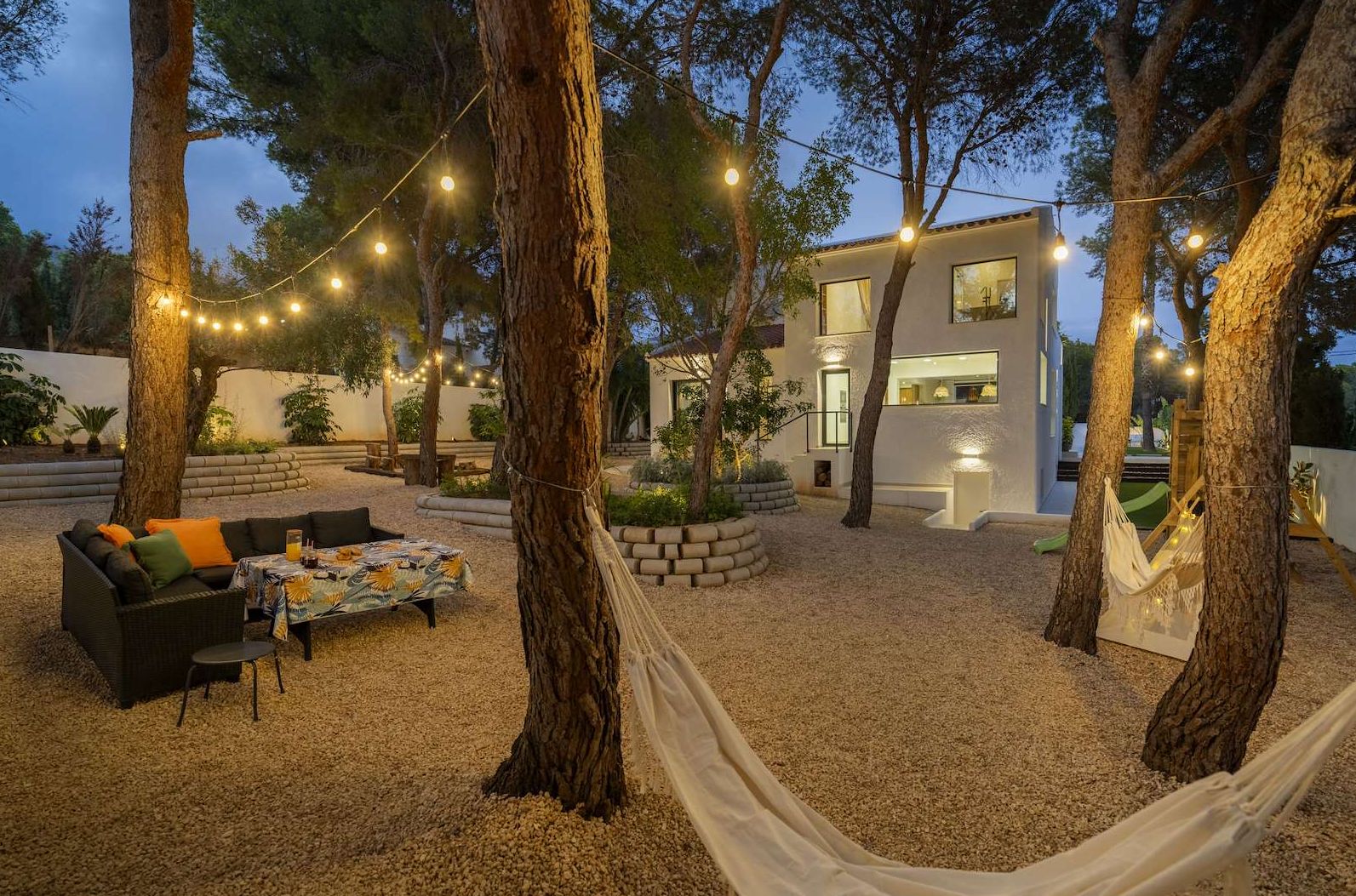 Chalet en venta con 4 habitaciones y piscina en Altea, Alicante.