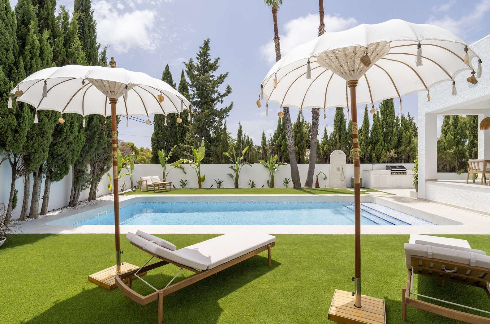 Chalet en venta con 4 habitaciones y piscina en Altea, Alicante.