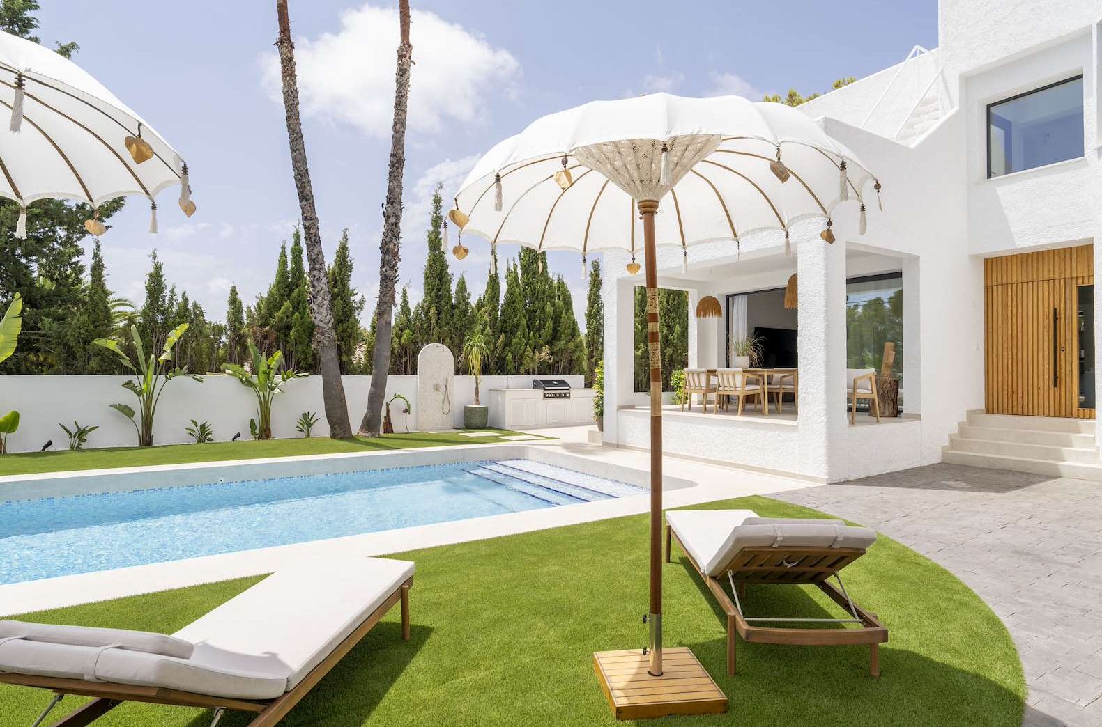 Chalet en venta con 4 habitaciones y piscina en Altea, Alicante.