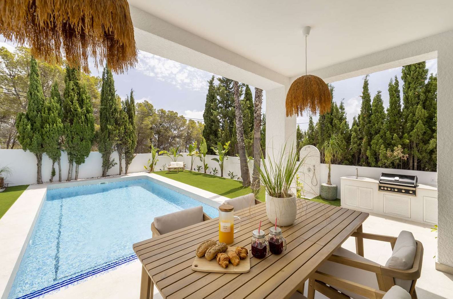 Chalet en venta con 4 habitaciones y piscina en Altea, Alicante.