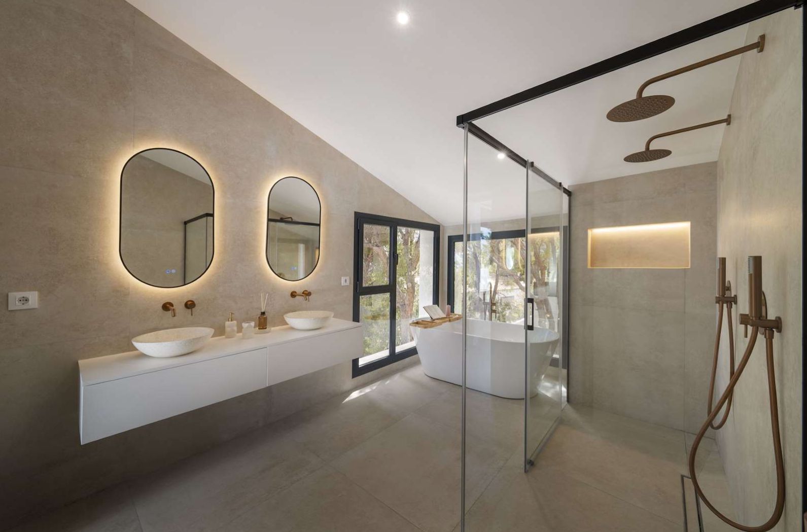 Chalet en venta con 4 habitaciones y piscina en Altea, Alicante.
