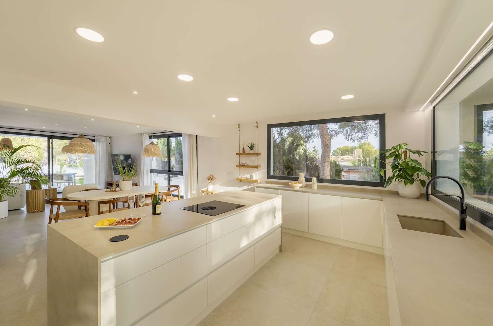 Chalet en venta con 4 habitaciones y piscina en Altea, Alicante.