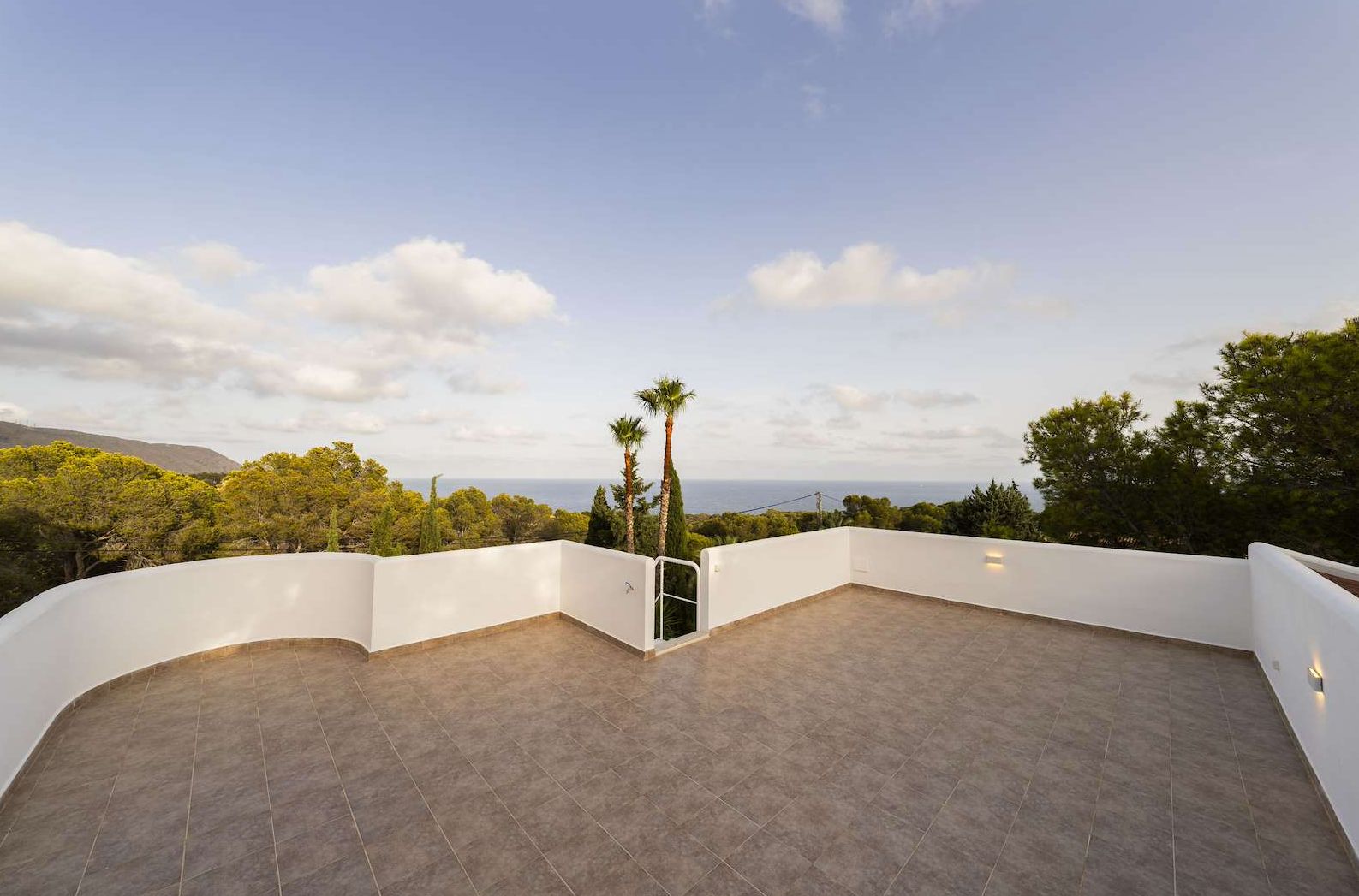 Chalet en venta con 4 habitaciones y piscina en Altea, Alicante.