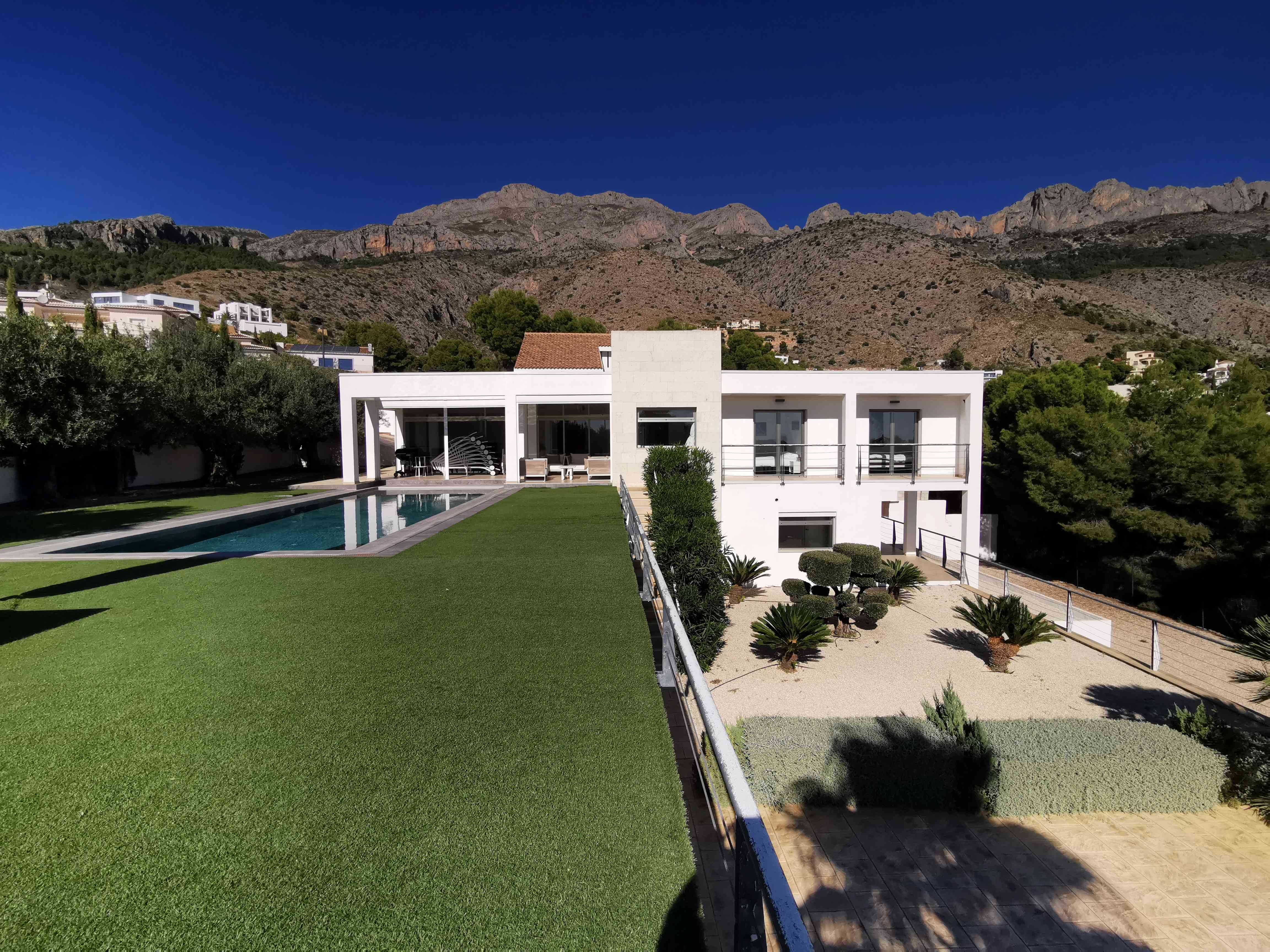 Villa en Venta: Descubre la Exclusividad de Altea Monterico