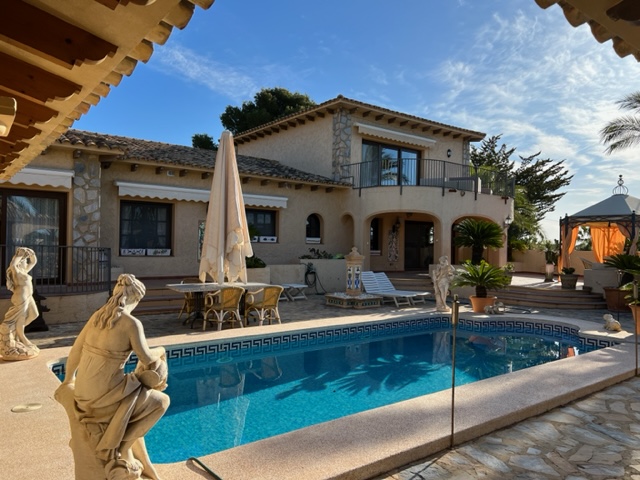 Villa in Alfaz del Pi: Ideal Home in a Prime Location