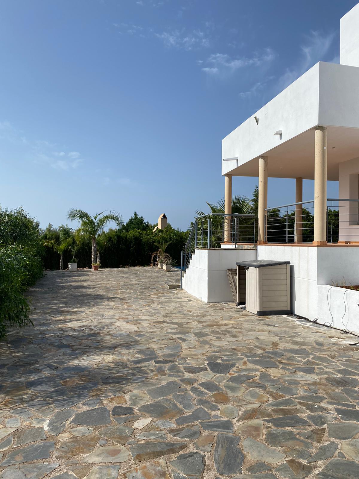 Utsökt villa framför golfbanan i Altea La Vieja: Lyx och imponerande stil